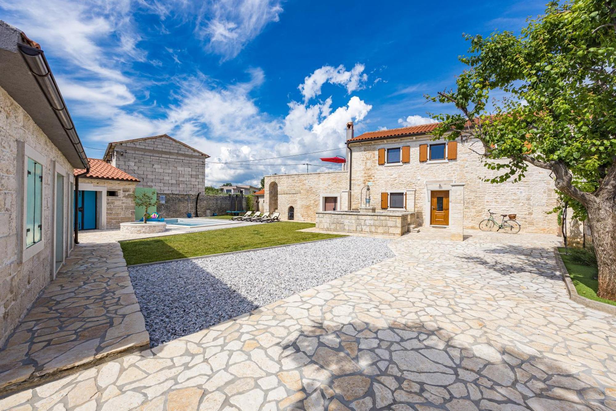 Indigenous House Komez *