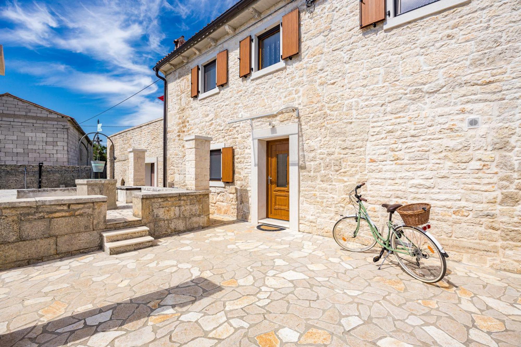 Villa Indigenous House Komez